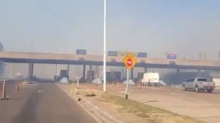 Por el humo de los incendios alternan el tránsito en el acceso al Túnel Subfluvial