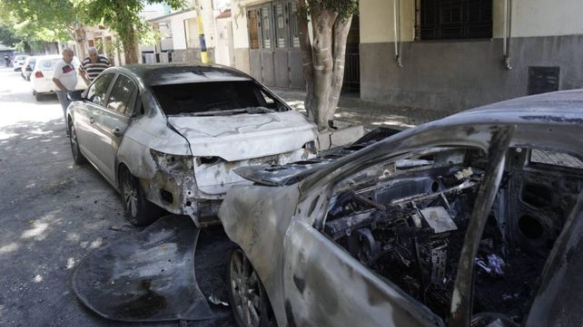 Incendiaron dos autos a metros del Gigante de Arroyito: hallan un mensaje intimidatorio