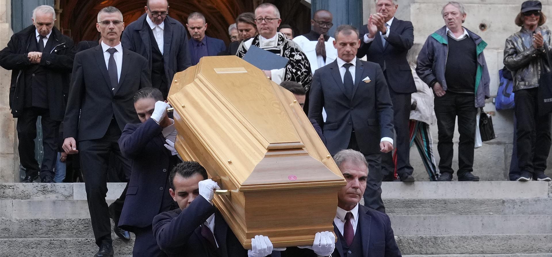 Portadores del féretro cargan el ataúd de la actriz Claudia Cardinale tras su funeral, el martes 30 de septiembre de 2025 en París. (Foto AP/Michel Euler)