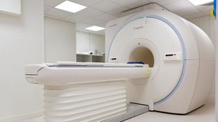 Un hombre fue arrastrado por una máquina de resonancia magnética y falleció