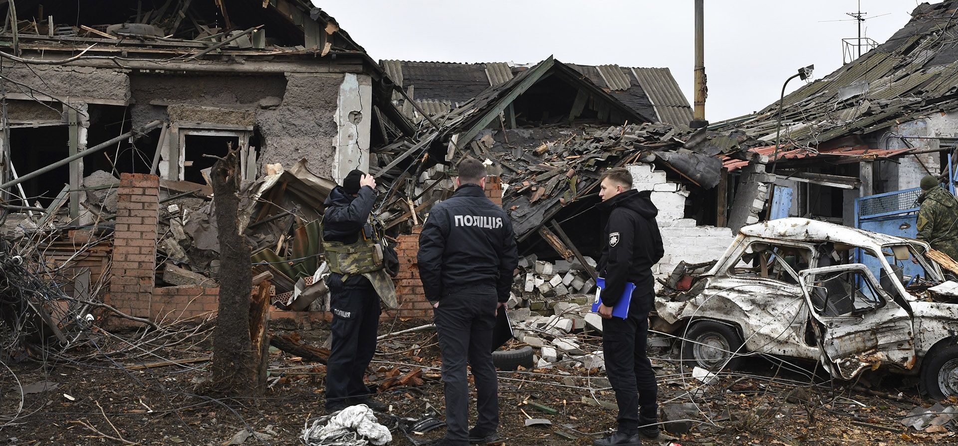 Oficiales de policía inspeccionan edificios de apartamentos destruidos después de un bombardeo ruso en Pokrovsk, región de Donetsk, Ucrania, el viernes 4 de noviembre de 2022.