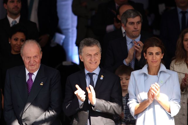 Juan Carlos de Borbón en el Bicentenario de la Independencia de Argentina junto a Macri y Awada. 