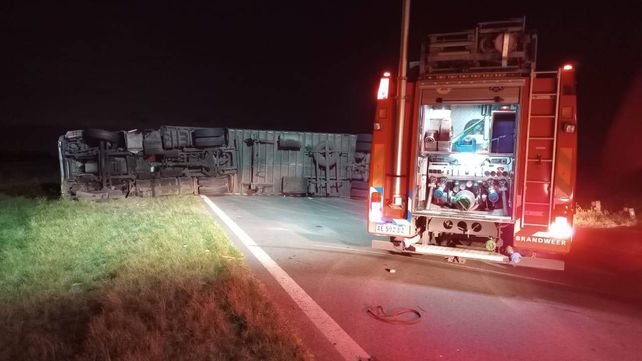 El camión volcó cerca de las 3 en la Autopista Rosario-Córdoba, jurisdicción Carcarañá
