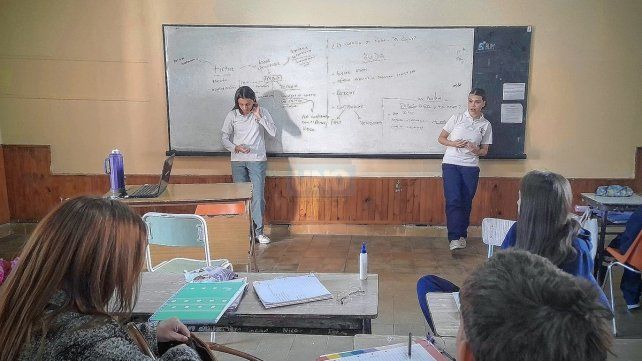 Alumnas. De 3º año del espacio curricular Fisicoquímica presentaron en el ISAP D-15 de Rosario del Tala su trabajo de ciencias sobre la aplicación TikTok.