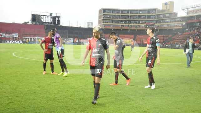 La barrabrava tiró tres bombas de estruendo y el árbitro suspendió Colón-Vélez