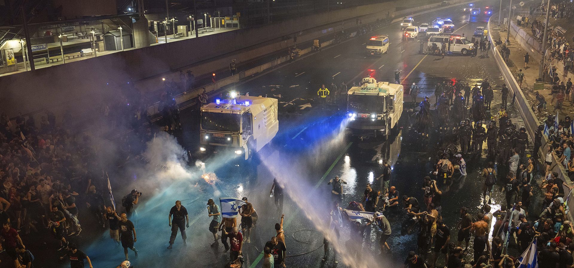 Policías antidisturbios intenta desalojar a los manifestantes con un cañón de agua durante una protesta contra los planes del gobierno de Netanyahu para reformar el sistema judicial, en Tel Aviv, el lunes 24 de julio de 2023. (Foto AP/Oded Balilty) Policías antidisturbios intenta desalojar a los manifestantes con un cañón de agua durante una protesta contra los planes del gobierno de Netanyahu para reformar el sistema judicial, en Tel Aviv, el lunes 24 de julio de 2023. (Foto AP/Oded Balilty)