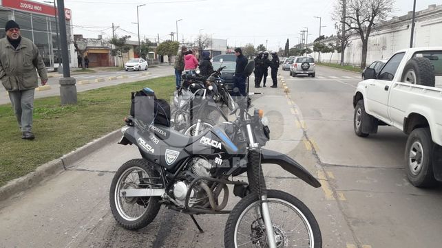 Chocó contra los cordones del Metrofé en Blas Parera y rompió todo el auto