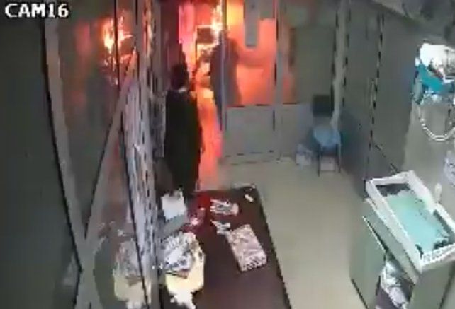 En un incendio en Pakistán salvó la vida de un bebé y lamenta no haber hecho más