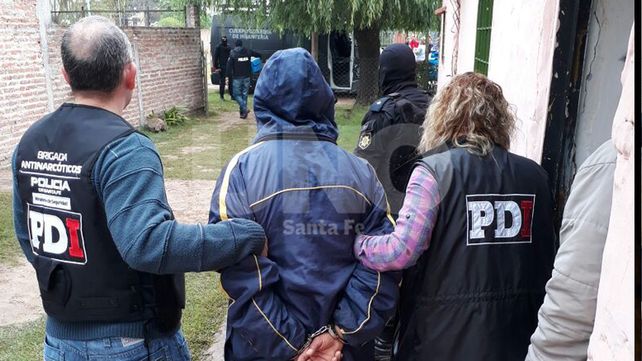 Cayeron durante un allanamiento en Santo Tomé con drogas, arma, balas y objetos robados