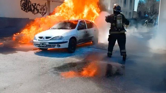 Se incendió un auto en el centro de Rosario: se investiga la causa