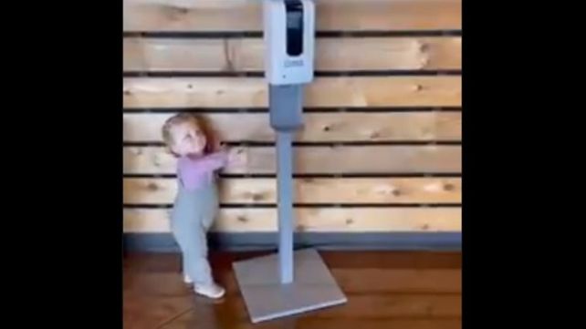 El video que demuestra que los bebés se cuidan mejor de los virus que los adultos