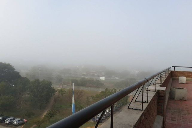Stefano Patrono compartió cómo se ve el complejo de la UNL en El Pozo tras la niebla.