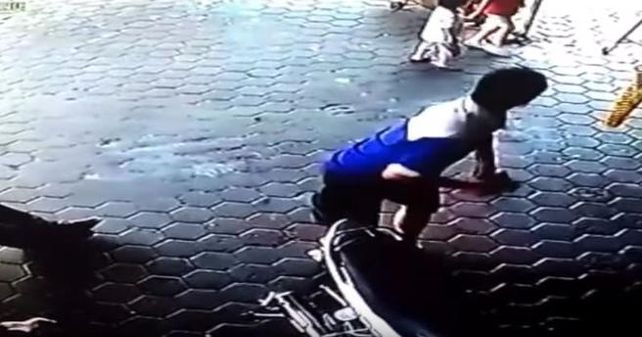 Un padre salva a sus hijos de la muerte con una espectacular pirueta en el aire