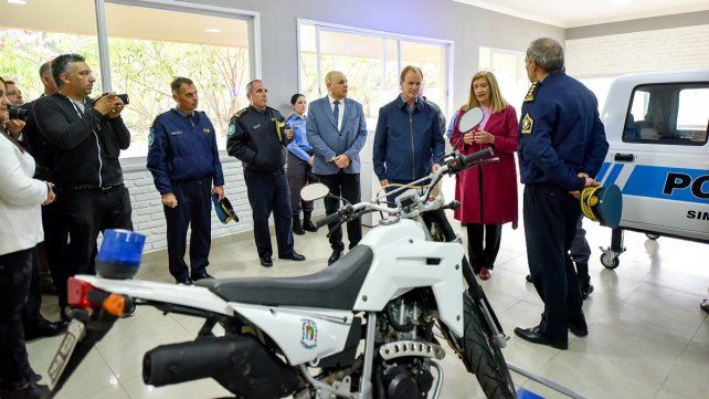 Bordet y Romero entregaron 76 nuevos vehículos a la Policía