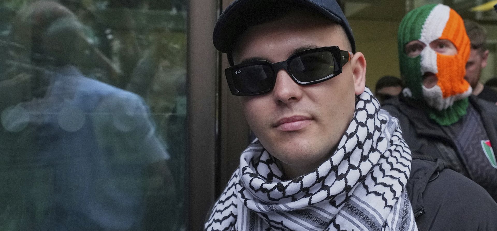 Liam Óg Ó hAnnaidh, también conocido como Mo Chara, miembro de la banda irlandesa Kneecap, sale del Tribunal de Magistrados de Westminster en Londres el miércoles 20 de agosto de 2025, donde se le acusa de un delito de terrorismo relacionado con exhibir una bandera en apoyo a Hezbolá durante una actuación con la banda en noviembre de 2024. (Foto AP/Frank Augstein) Liam Óg Ó hAnnaidh, también conocido como Mo Chara, miembro de la banda irlandesa Kneecap, sale del Tribunal de Magistrados de Westminster en Londres el miércoles 20 de agosto de 2025, donde se le acusa de un delito de terrorismo relacionado con exhibir una bandera en apoyo a Hezbolá durante una actuación con la banda en noviembre de 2024. (Foto AP/Frank Augstein)