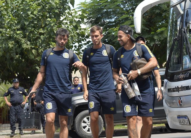 Los jugadores canallas llegaron a La Banda pasadas las 15 de este miércoles. Mañana enfrentan a Central Córdoba.