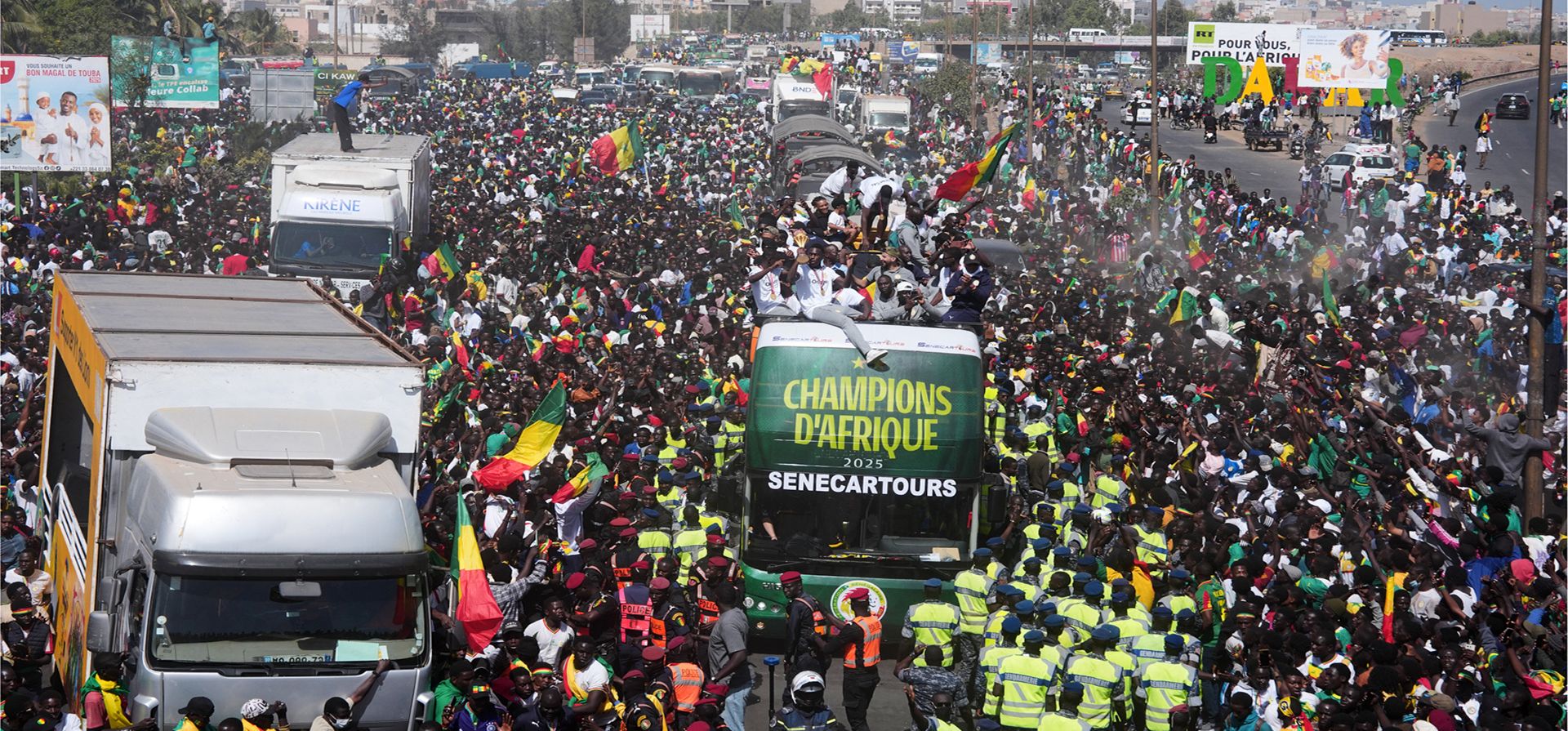 La selección senegalesa de fútbol se abre paso entre miles de aficionados que celebran su victoria en la Copa Africana de Naciones, en Dakar, Senegal, el martes 20 de enero de 2026. (Foto AP/Misper Apawu) La selección senegalesa de fútbol se abre paso entre miles de aficionados que celebran su victoria en la Copa Africana de Naciones, en Dakar, Senegal, el martes 20 de enero de 2026. (Foto AP/Misper Apawu)