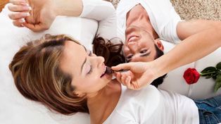Sexo, chocolate y queso, los placeres de los amantes que sueñan con la felicidad