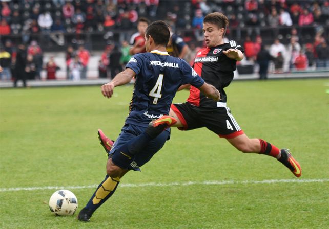 Los chicos de Newells fueron más que los de Central pero debieron conformarse con el empate en la ida de la Copa