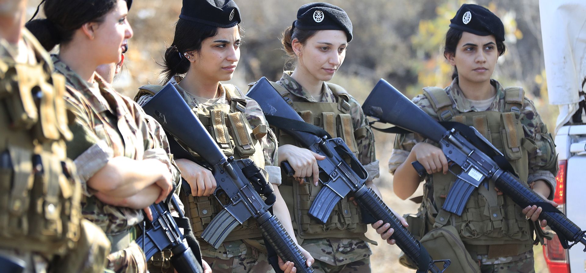 Mujeres soldados libaneses se despliegan en una carretera que conduce a un puesto de la ONU a lo largo de la frontera conocida como Ras Naqoura, donde se reunirán las delegaciones libanesa e israelí, en la ciudad sureña de Naqoura, Líbano, el jueves 27 de octubre de 2022. Líbano firmó y entregó su copia de un acuerdo fronterizo marítimo mediado por Estados Unidos con Israel el jueves a un mediador estadounidense, con la esperanza de comenzar pronto a explorar gas en sus bloques marítimos del sur para brindar estabilidad económica al país en crisis.