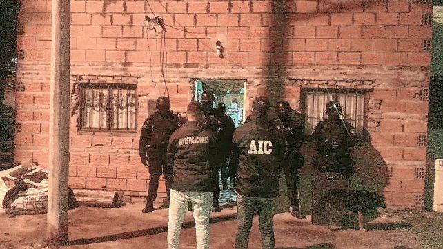 Asalto a una mujer y su beba: allanaron a sospechosos de robarles 1 millón de pesos