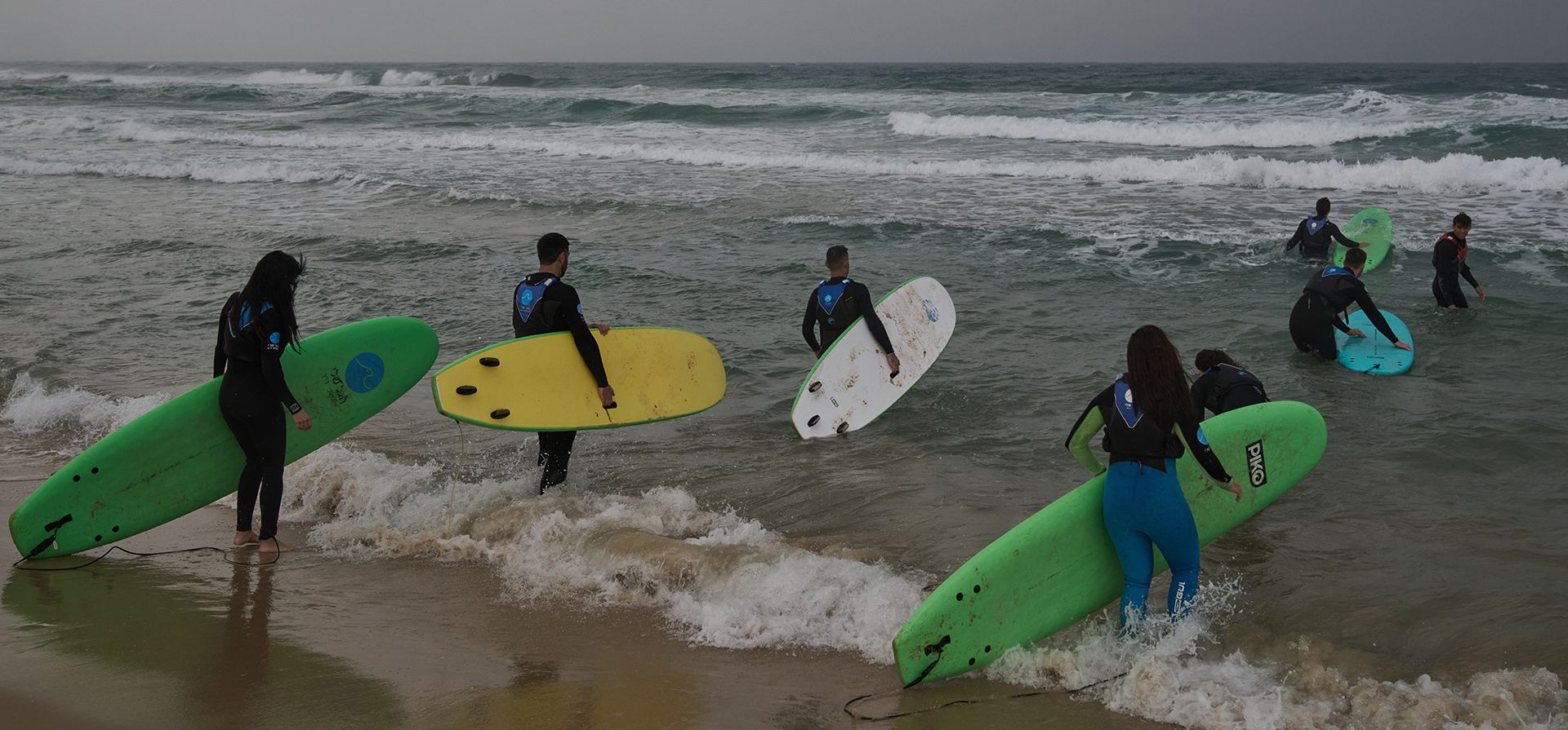 Personas asisten a una clase de surf en una playa del mar Mediterráneo, durante una mañana lluviosa en Ascalón, sur de Israel, el jueves 11 de diciembre de 2025. (Foto AP/Leo Correa) Personas asisten a una clase de surf en una playa del mar Mediterráneo, durante una mañana lluviosa en Ascalón, sur de Israel, el jueves 11 de diciembre de 2025. (Foto AP/Leo Correa)