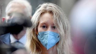 Elizabeth Holmes fue declarada culpable de graves cargos, entre ellos fraude electrónico. Su starup Theranos engañó a miles de clientes.