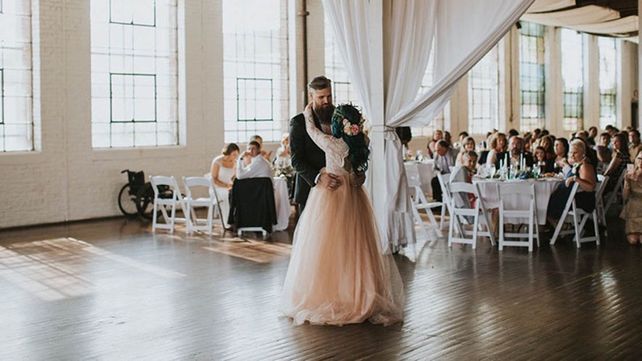 Pasó años usando una silla de ruedas y sorprendió a todos en su boda caminando hacia el altar