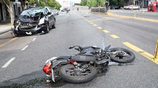 Murió una joven que iba en moto cuando fue impactada por un auto que pasó en rojo