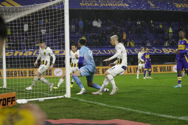 En el gol de tiro libre, Campaz remató luego de la infracción que le cometieron a Marco Ruben.