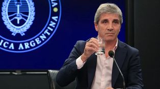 El ministro de Economía, Luis Caputo, defendió el cambio de régimen jubilatorio y le echó la culpa de la caída real de los haberes a las moratorias.