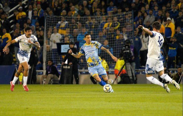 Di María intenta frente a la doble marca de Talleres. Central viene de empatar en el Gigante de Arroyito.