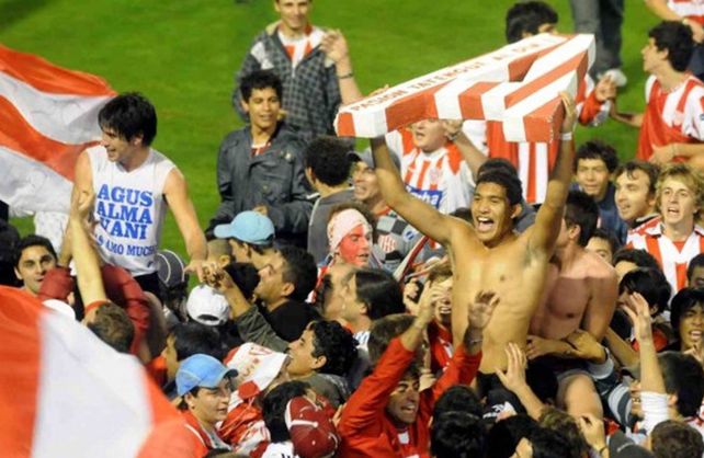Los hinchas de Uni&oacute;n celebran este 18 de junio uno de sus ascensos a Primera Divisi&oacute;n.