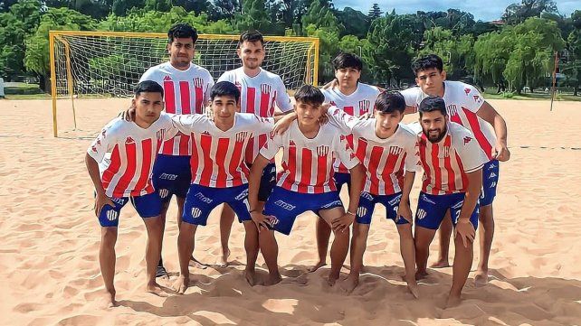 Los jugadores de fútbol playa de Unión viajaron a Rosario para la disputa de un certamen importante.