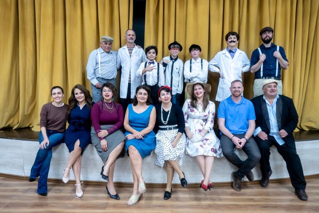 El taller de teatro Magnafama de Timbúes, brilló con la presentación de la obra La verdad de la mentira