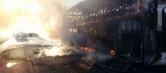 Un colectivo de pasajeros fue destruido por las llamas en la ruta 34. VIDEO
