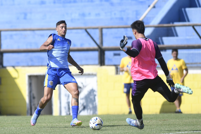 El atacante de Central Alejo Veliz anotó en el primer ensayo de pretemporada. Fue el faro ofensivo del equipo de Jorge Almirón.