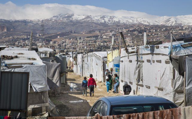 Niños caminan por el campo de refugiados de Mohamad Shehab en Líbano.