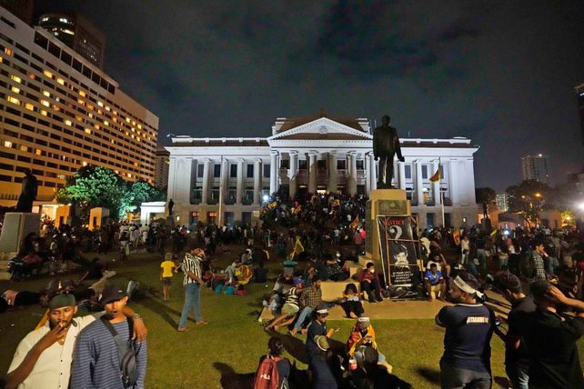 Los manifestantes tomaron el palacio de gobierno y luego acamparon frente al edificio.&nbsp;