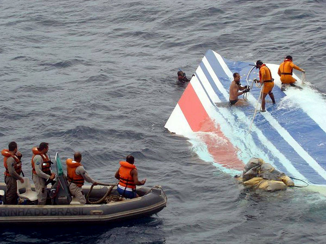 Búsqueda. En 2009 se encontraron solo restos del avión y algunos cuerpos. Recién dos años más tarde se encontró el fuselaje a 3900 metros de profundidad.