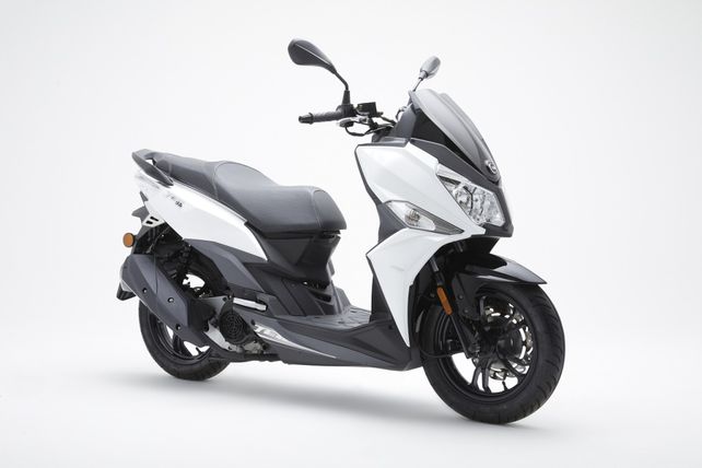 El scooter Jet 14 200 cuenta con todo lo necesario para subirse y trasladarse por la ciudad.