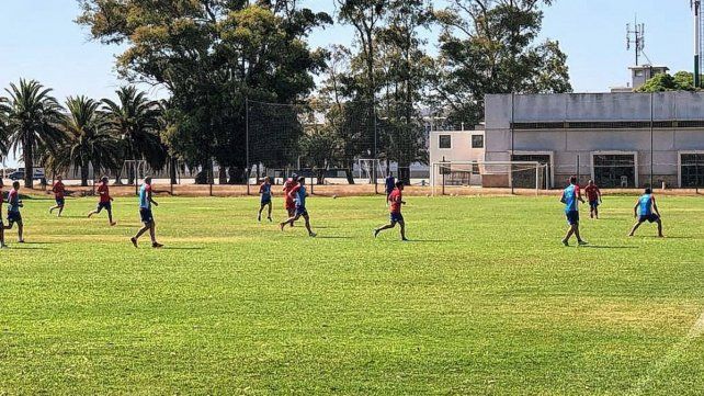Luciano Aued y Thiago Vecino llevaron adelante un trabajo diferenciado este martes en el entrenamiento de Unión en Uruguay.
