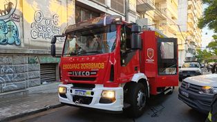 Dos dotaciones de bomberos hicieron el operativo en Sarmiento al 300 durante los cortes de luz.