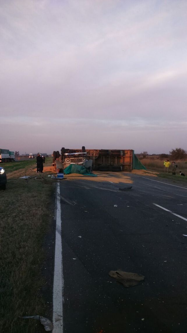 Murió un camionero de 69 años en un vuelco en la autopista Santa Fe-Rosario