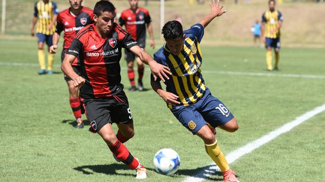 Leonel Rivas se lleva la pelota ante la férrea marca de Diego González.
