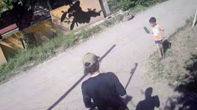 Captura de una cámara fuera de la casa donde cometió el doble femicidio y secuestró a su hijo. Captura de una cámara fuera de la casa donde cometió el doble femicidio y secuestró a su hijo.