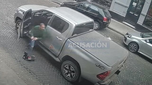 Difunden video de un hombre que resistió a tiros un asalto en Rosario e hirió a dos personas