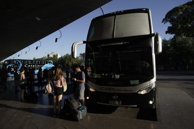 Frente a la crisis del transporte interurbano, los pasajeros se organizan para viajar en autos particulares