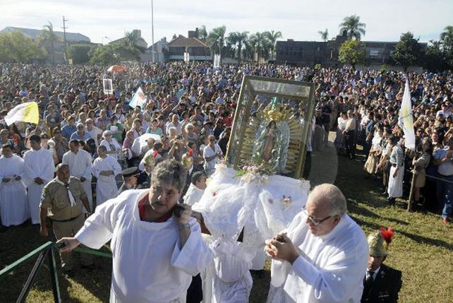 Cientos de santafesinos peregrinaron este sábado junto a la Virgen de Guadalupe