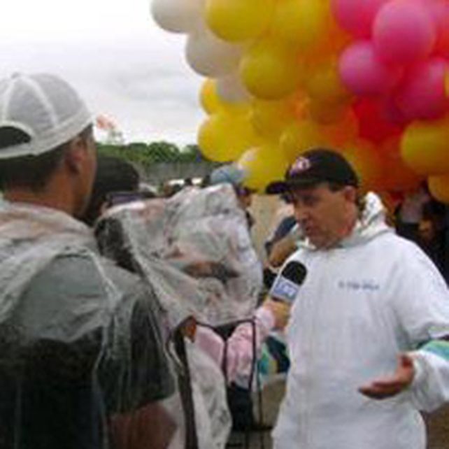 Brasil busca a un cura que volaba en el cielo con 1.000 globos de fiesta